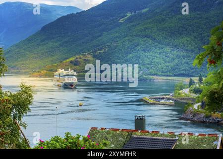 FLAM, Norwegen, 31. Juli 2018: Norwegischer Fjord Sognefjord Landschaft und AIDAluna Kreuzfahrtschiff, Europa Stockfoto