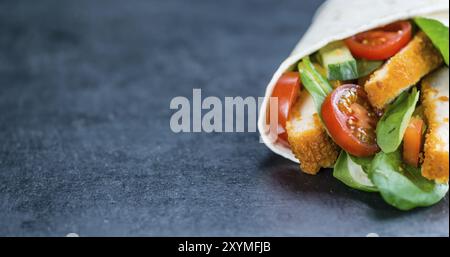 Frische Hähnchen Wraps gemacht auf eine Vintage-Hintergrund (Tiefenschärfe) Stockfoto