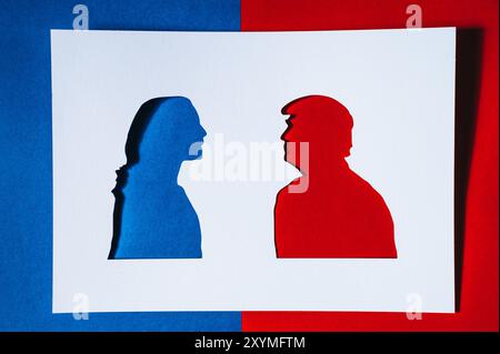 NEW YORK, USA, 30. AUGUST 2024: Symbolismus der US-Präsidentschaftswahlen 2024: Kamala Harris und Donald Trump Papercut Silhouetten in Rot und Blau Stockfoto