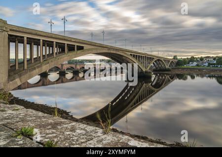 Berwick-upon-Tweed, Northumberland, England, Vereinigtes Königreich, September 07, 2018: Royal Tweed Bridge und Berwick Bridge, die über den Fluss Tweed führen Stockfoto