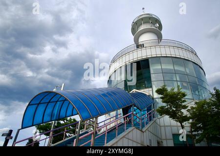 Sokcho City, Südkorea - 28. Juli 2024: Der moderne Sokcho Lighthouse aus Glas mit seinem markanten blauen Baldachin empfängt Besucher auf dem Stai Stockfoto