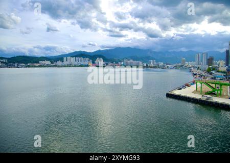 Sokcho, Südkorea - 28. Juli 2024: Ein großer Panoramablick auf den Hafen von Sokcho und den Cheongcho-See, mit der Skyline der Stadt und der dramatischen Landschaft Stockfoto