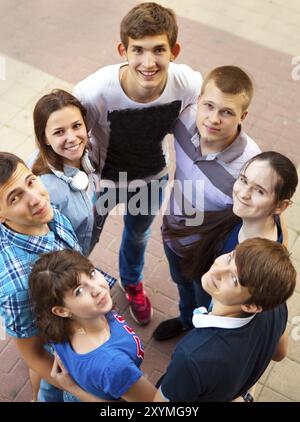 Gruppe von lächelnden Jugendliche im Freien stehen. Freundschaft-Konzept Stockfoto