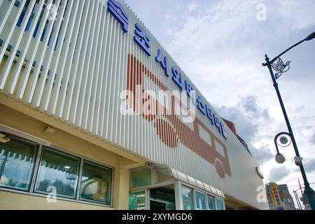 Sokcho, Südkorea - 28. Juli 2024: Das moderne Äußere des Sokcho Intercity Bus Terminals mit auffälliger Beschilderung steht unter einem bewölkten Himmel Stockfoto