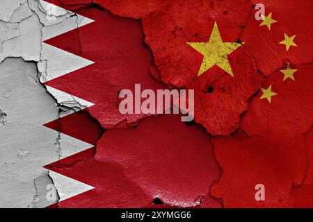 Flaggen von Bahrain und China auf gerissene Wand gemalt Stockfoto