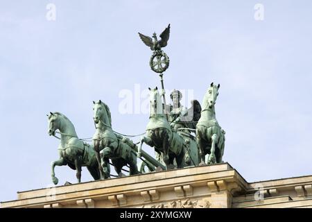 Detail des Brandenburger Tors und der Quadriga Bronzestatue. Auf deutsch heißt es Brandenburger Tor und ist eines der wenigen Denkmäler, die noch erhalten sind Stockfoto