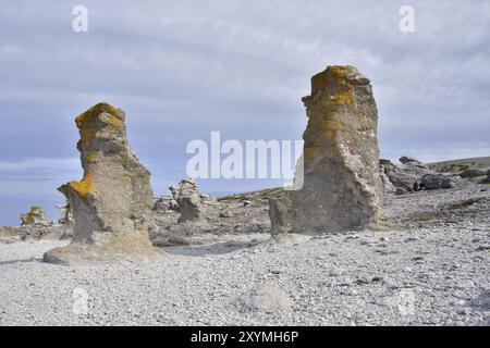 Küste mit rauen Steinen bei Langhammars auf der Insel Färöer auf Gotland, Rauks bei Langhammars in gotland, schweden Stockfoto