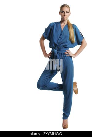 Porträt von der schönen blonden Mädchen in langen blauen overalls Stockfoto