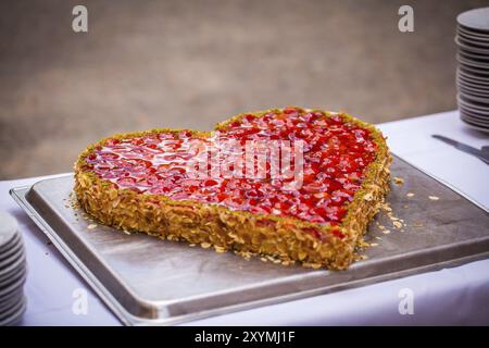 Herzförmige Hochzeitstorte mit Erdbeeren Stockfoto