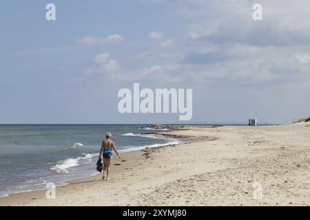 Tisvilde, Dänemark, 20. Juni 2016: Eine ältere Dame am Strand von Tisvilde, Europa Stockfoto