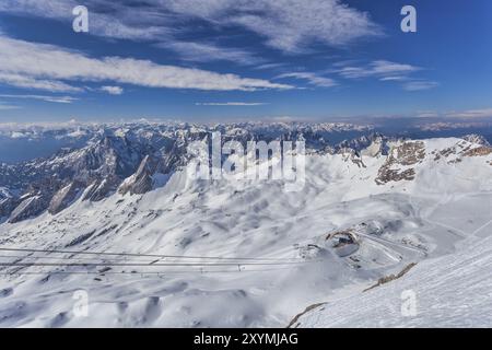 Garmisch Partenkirchen Deutschland, Zugspitze und Alpen-Gebirge mit Schnee in der Wintersaison Stockfoto