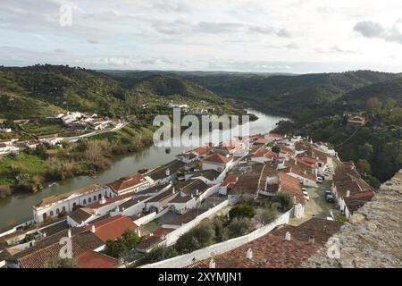 Mertola Stadtansicht weiß historisch schönes traditionelles Dorf in alentejo, Portugal mit Fluss guadiana und Landschaft Stockfoto