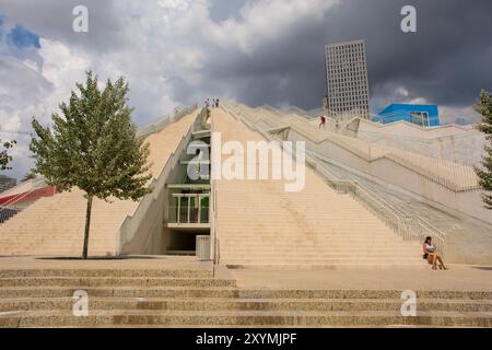 Tirana, Albanien-Mai 30 2024. Die Pyramide von Tirana. Es wurde als Museum für Hoxha erbaut und wurde nach Jahren der Vernachlässigung vor der Wiedereröffnung umfangreich renoviert Stockfoto