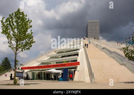 Tirana, Albanien-Mai 30 2024. Die Pyramide von Tirana. Es wurde als Museum für Hoxha erbaut und wurde nach Jahren der Vernachlässigung vor der Wiedereröffnung umfangreich renoviert Stockfoto