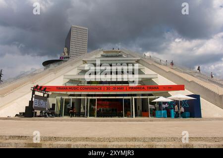 Tirana, Albanien-Mai 30 2024. Die Pyramide von Tirana. Es wurde als Museum für Hoxha erbaut und wurde nach Jahren der Vernachlässigung vor der Wiedereröffnung umfangreich renoviert Stockfoto