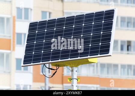 Eine Straßenlampe, die mit Solarbatterien betrieben wird Stockfoto