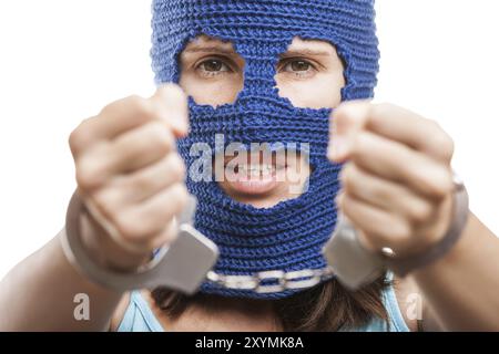 Russische Protestbewegung Konzept, Frau trägt Sturmhaube oder Maske auf dem Kopf und zeigt Handschellen an den Händen weiß isoliert Stockfoto