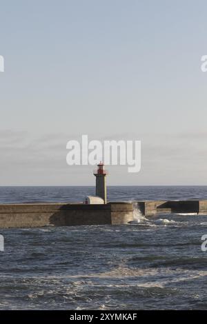 Leuchtturm Farolim de Felgueiras im Atlantischen Ozean im Abendlicht an der Strandpromenade von Praia do Carneiro in Foz do Douro, Region Norte, Stockfoto