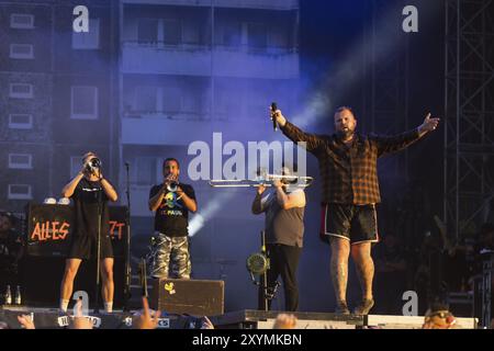 Monchi (Jan Gorkow, rechts), Sänger von Feine Sahne Fischfilet und Mitglieder der Band Panteon Roccoco beim Highfield Festival am Samstag, Stoermthal Stockfoto