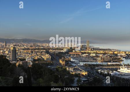 Blick auf den alten Hafen und die Stadt Barcelona im Abendlicht, Spanien, Europa Stockfoto