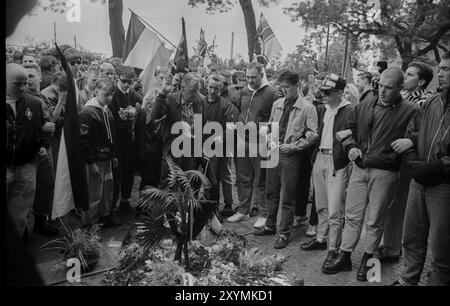 Deutschland, Dresden, 15. Juni 1991, Trauerzug für den neonazistischen Rainer Sonntag, erschossen von Zuhältern, Kranzniederlegung am Tatort der mur Stockfoto