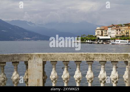 Steinbalustrade am Comer See mit Blick auf Belaggio Stockfoto