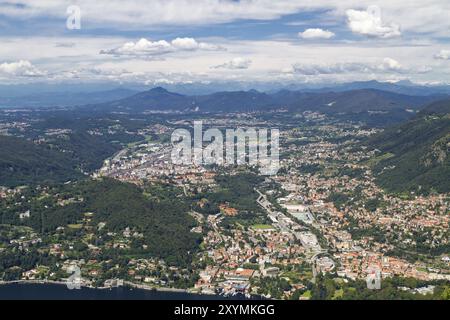 Comer See, Italien, mit der Stadt Cernobbio und Panoramablick, Europa Stockfoto