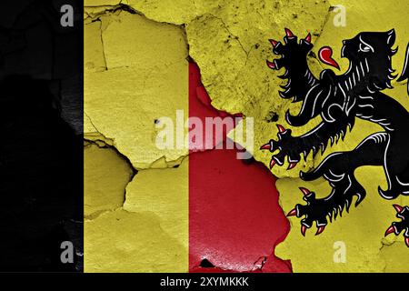 Flaggen von Belgien und Flandern auf gerissene Wand gemalt Stockfoto