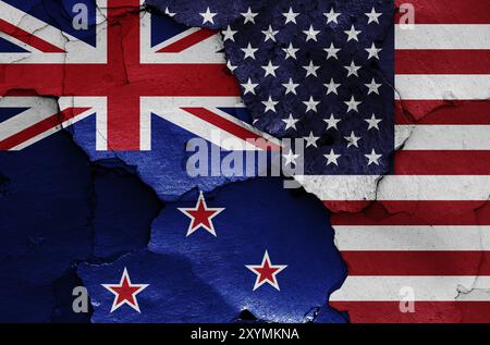 Flaggen von Neuseeland und den USA auf gerissene Wand gemalt Stockfoto