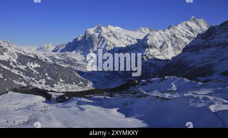 Blick vom Skigebiet Mannlichen. Grindelwald im Winter und Skipisten Stockfoto