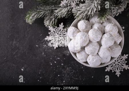 Traditionelle Weihnachtskekse mit Mandeln Schneebälle auf dunklem Hintergrund Stockfoto