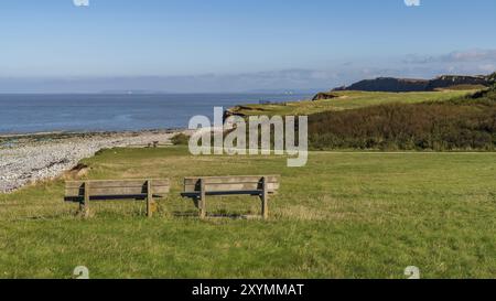 Bänke am Kilve Beach in Somerset, England, Großbritannien, mit Blick auf den Bristol Channel Stockfoto