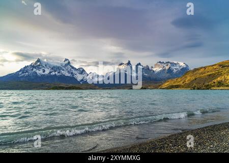 Blick auf die Cuernos del Paine Berge und den Pehoe See am Abend im Torres del Paine Nationalpark, Chile, Südamerika Stockfoto