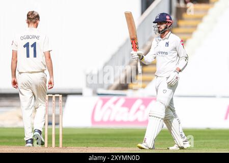 Birmingham, Großbritannien. 30. August 2024. #30, Ed Barnard aus Warwickshire feiert sein halbes Jahrhundert während des Spiels der Vitality County Championship Division One zwischen Warwickshire CCC und Kent CCC auf dem Edgbaston Cricket Ground, Birmingham, England am 30. August 2024. Foto von Stuart Leggett. Nur redaktionelle Verwendung, Lizenz für kommerzielle Nutzung erforderlich. Keine Verwendung bei Wetten, Spielen oder Publikationen eines einzelnen Clubs/einer Liga/eines Spielers. Quelle: UK Sports Pics Ltd/Alamy Live News Stockfoto
