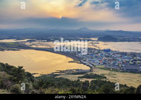 Skyline von Jeju bei Sonnenuntergang von Seongsan Ilchulbong, Jeju Island, Südkorea, Asien Stockfoto