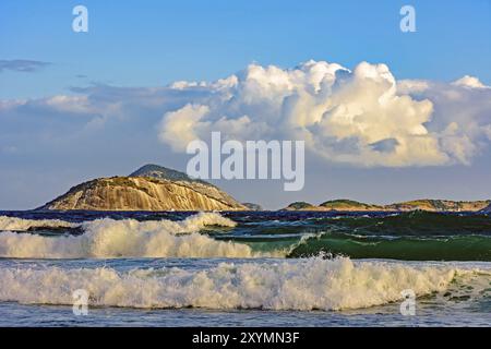 Blick auf cagarras Islands am Nachmittag vor dem Strand von Ipanema in Rio de Janeiro Stockfoto