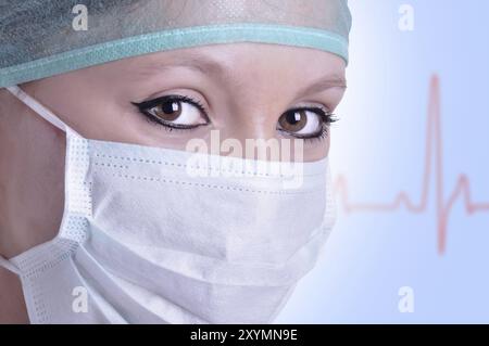 Closeup Portrait eines weiblichen Chirurgen mit einem EKG Grafik hinter ihr, mit einem blauen Farbstich Stockfoto