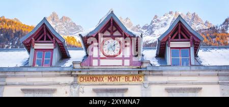 Chamonix Mont Blanc, Frankreich, 25. Januar 2015: Fassade des Bahnhofs, der französischen Alpen und der Winterberge, die von der Sonne erhellt werden, Europa Stockfoto