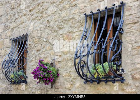 PIENZA, TOSKANA, ITALIEN, 19. MAI: Schmiedeeiserne Sicherheitsriegel über den Fenstern in Pienza Tuscany am 19. Mai 2013 Stockfoto