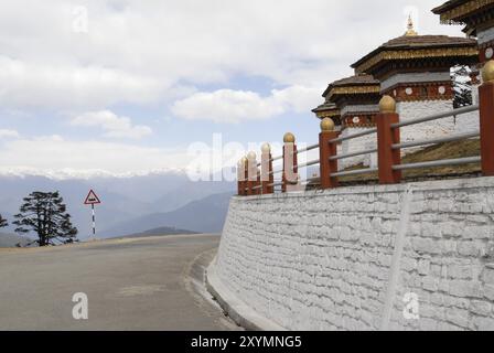 Straße neben der 108 Khangzang Namgyal Chortens mit Blick über die Berge, Dochula Pass, Bhutan, Asien Stockfoto