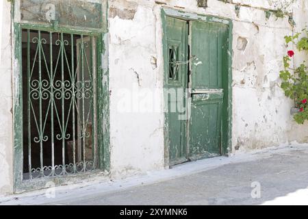 Verwitterte Holztür in einer Gasse, Griechenland, Europa Stockfoto