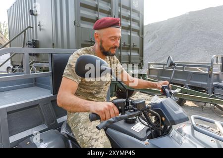 DONETSK Reg, UKRAINE - 29. August 2024: Militärangehörige inspizieren Quad-Bikes, um Verwundete vom Schlachtfeld zu evakuieren. Stockfoto