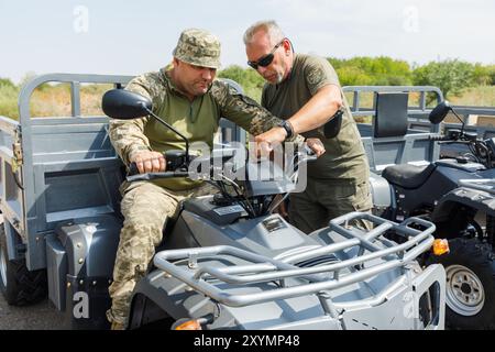 DONETSK Reg, UKRAINE - 29. August 2024: Militärangehörige inspizieren Quad-Bikes, um Verwundete vom Schlachtfeld zu evakuieren. Stockfoto