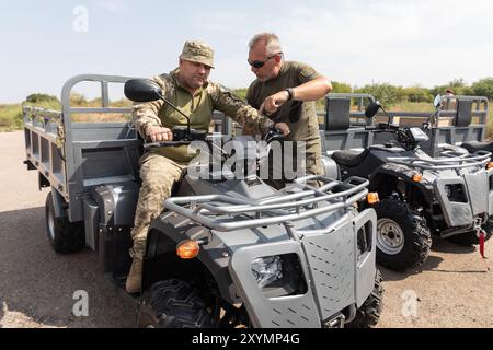 DONETSK Reg, UKRAINE - 29. August 2024: Militärangehörige inspizieren Quad-Bikes, um Verwundete vom Schlachtfeld zu evakuieren. Stockfoto