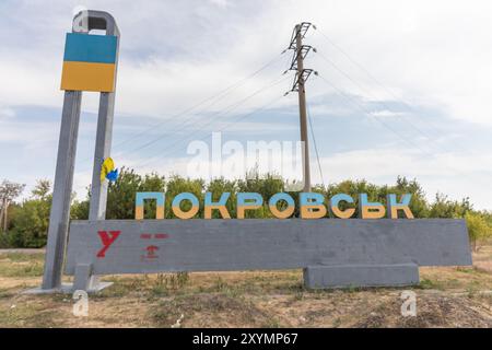 DONETSK Reg, UKRAINE - 29. August 2024: Das Zeichen der Stadt Pokrowsk ist am Eingang der Stadt zu sehen. Stockfoto