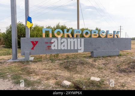 DONETSK Reg, UKRAINE - 29. August 2024: Das Zeichen der Stadt Pokrowsk ist am Eingang der Stadt zu sehen. Stockfoto