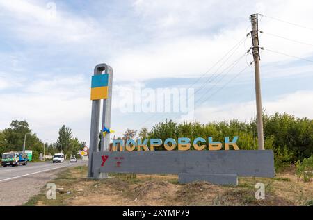 DONETSK Reg, UKRAINE - 29. August 2024: Das Zeichen der Stadt Pokrowsk ist am Eingang der Stadt zu sehen. Stockfoto