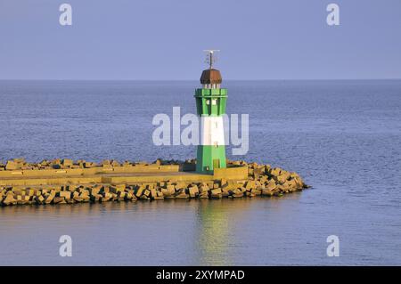 Hafeneinfahrt mit Mole und Leuchtturm der Stadt Sassnitz auf der Insel Rügen, Hafeneingang mit Leuchtturmpier und die Stadt Sassnitz auf Rügen I Stockfoto