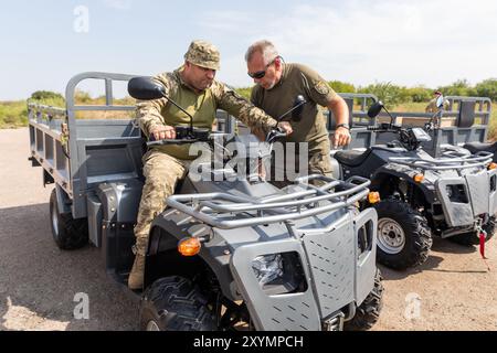 DONETSK Reg, UKRAINE - 29. August 2024: Militärangehörige inspizieren Quad-Bikes, um Verwundete vom Schlachtfeld zu evakuieren. Stockfoto