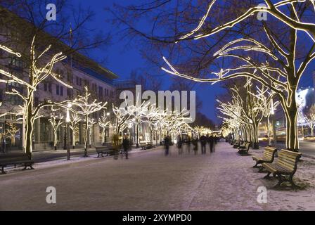 Berlin unter den Linden mit weihnachtlicher Beleuchtung Stockfoto